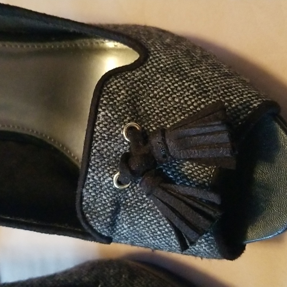 Beautiful, open-toe and tasseled heels - Picture 8 of 8